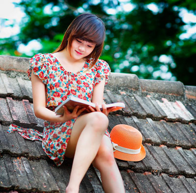 Девушка читает книгу на крыше здания